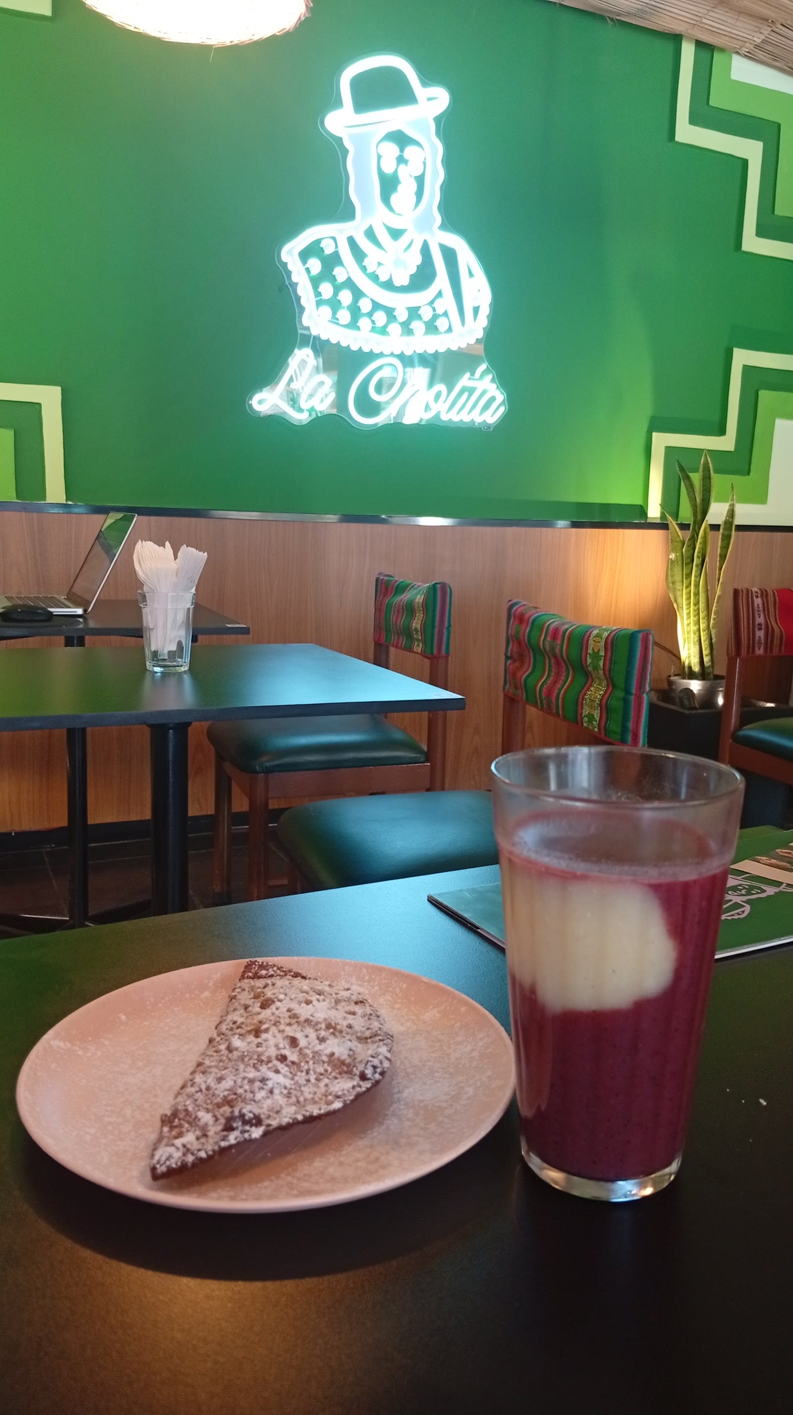 Mesa com empanadas variadas da La Cholita