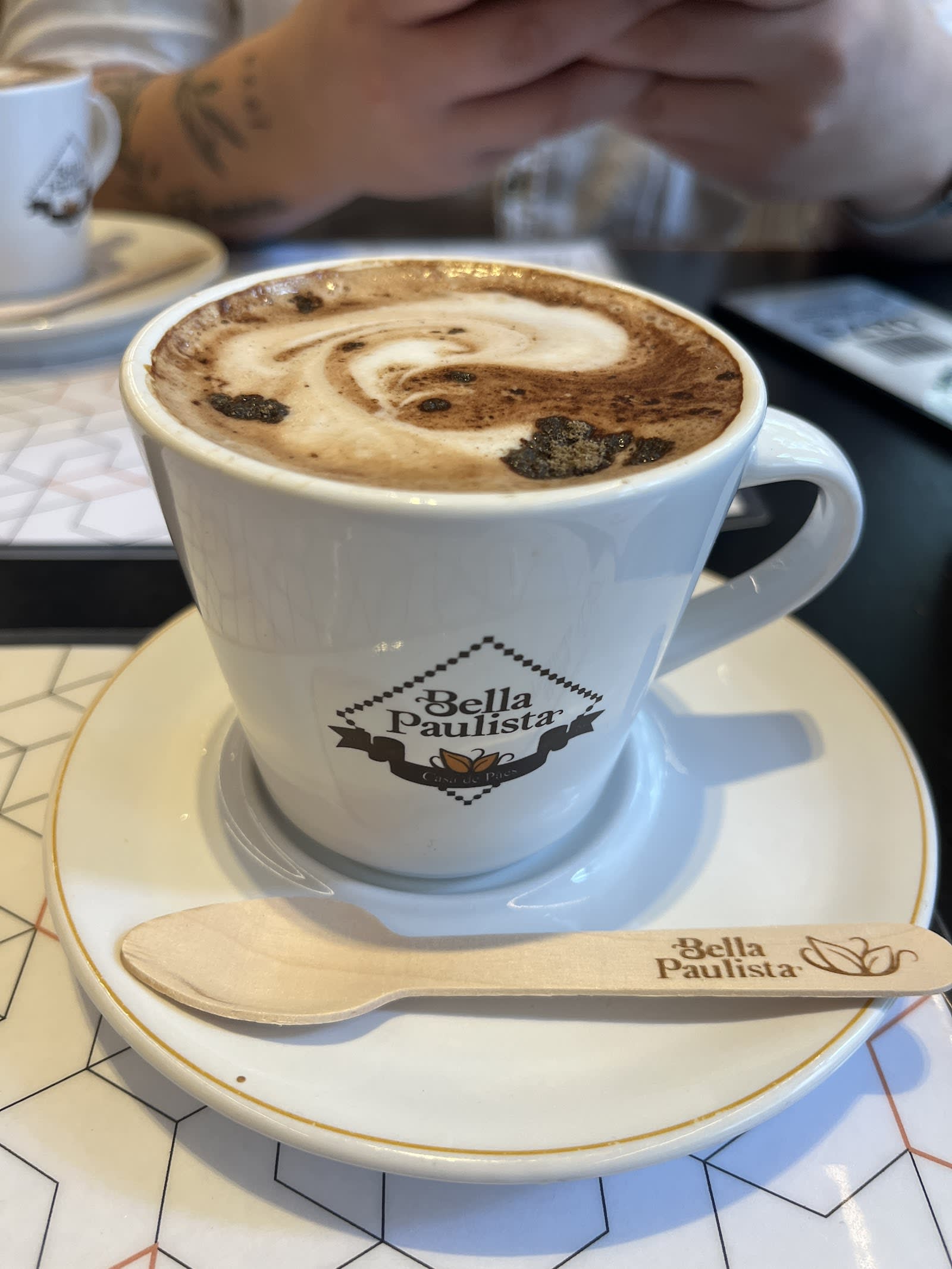 Café da manhã completo servido na Padaria Bella Paulista, São Paulo