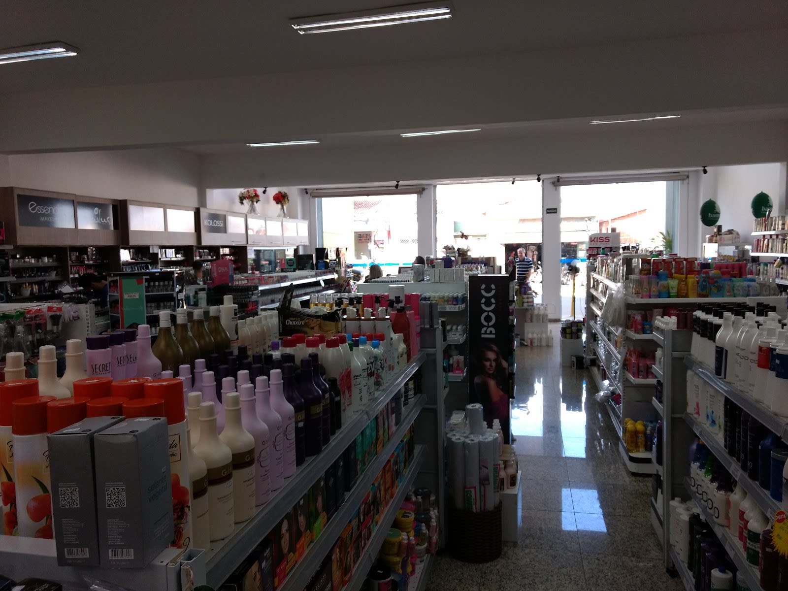 Detalhe da loja JAC Cosméticos, na Vila Maria, em Jaú (SP)