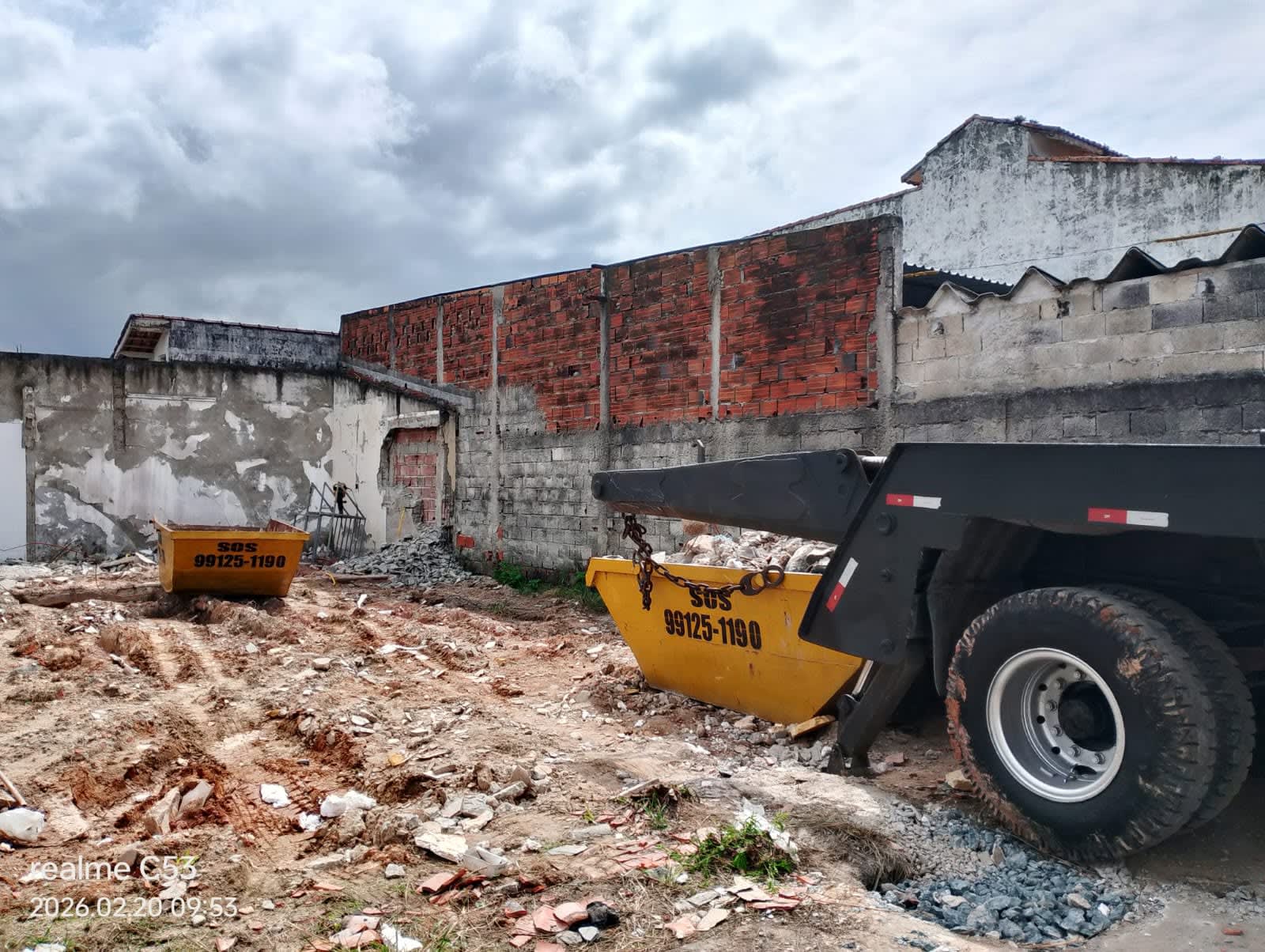 Caçamba da SOS Caçambas posicionada na rua para retirada de entulho em Caraguatatuba - SP