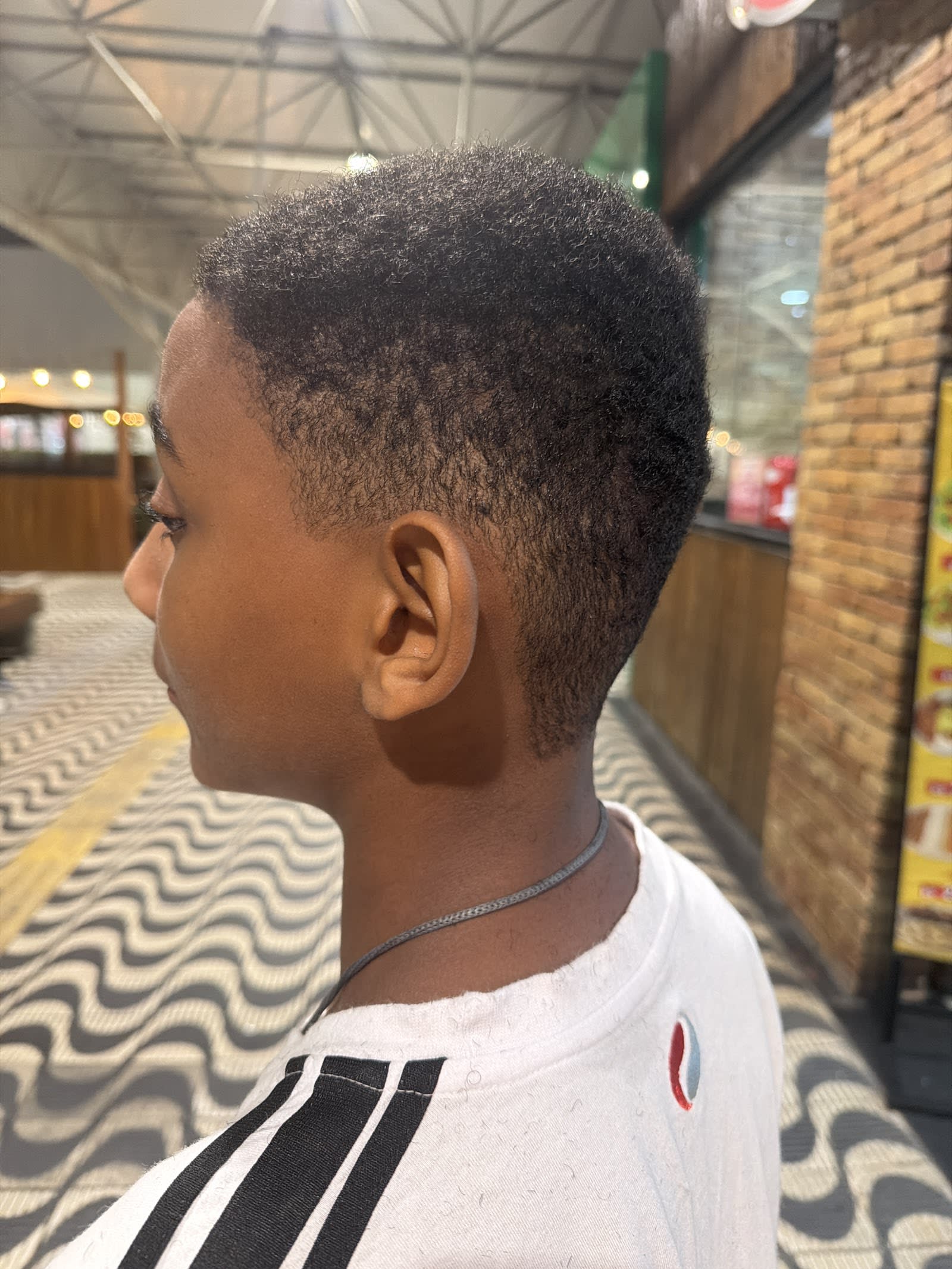 Cliente durante serviço de barba na Trezentos Barber Shop