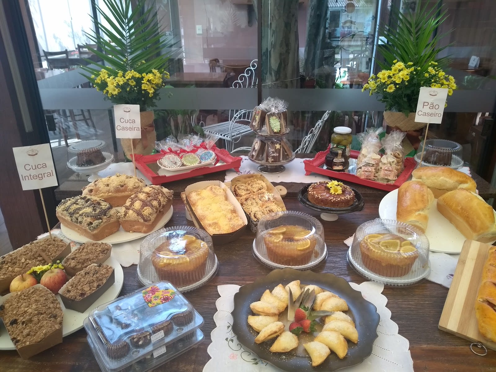 Buffet de doces e salgados da Confeitaria Dona Inês em Sarandi, Porto Alegre