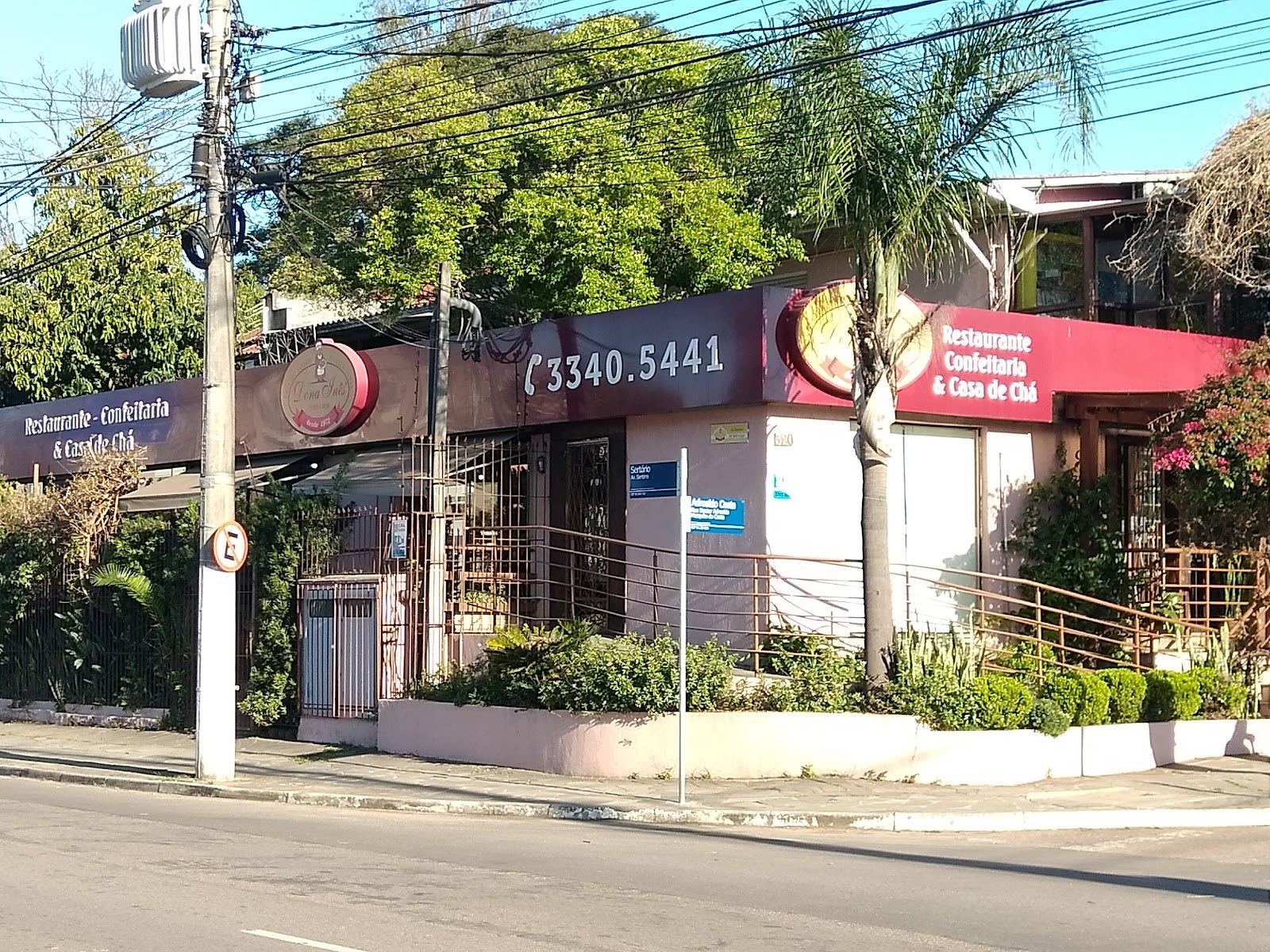 Seleção de salgados e doces do café colonial da Confeitaria Dona Inês