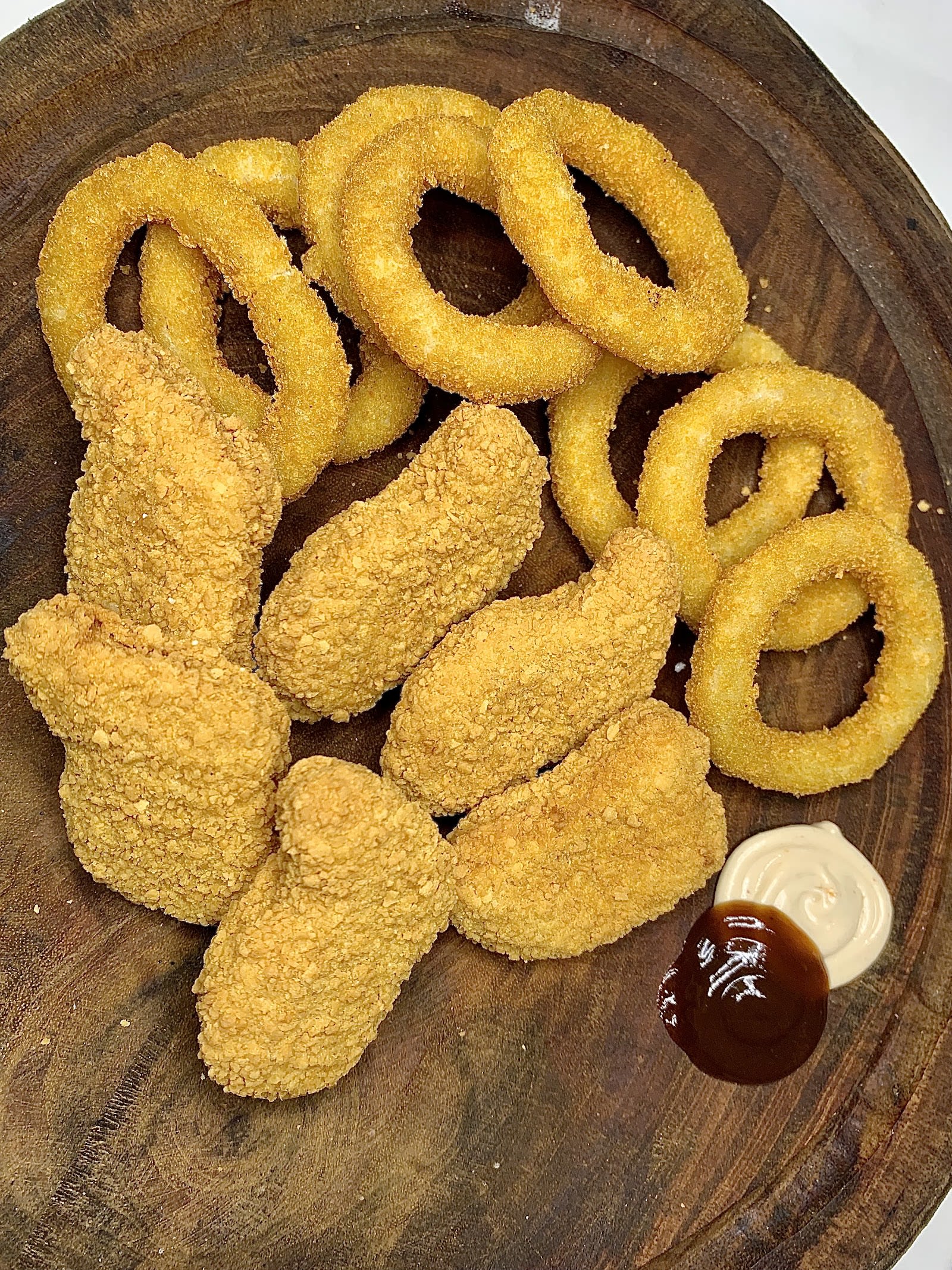 Lanche da Beiçola Dogão Burguer sobre tábua de madeira, em Caruaru, Pernambuco