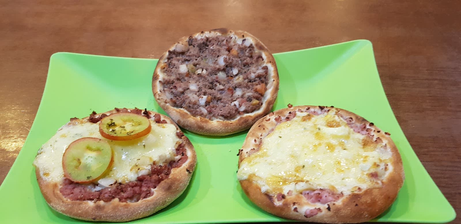 Esfihas recém-saídas do forno n'O Farinheiro, Avaré-SP
