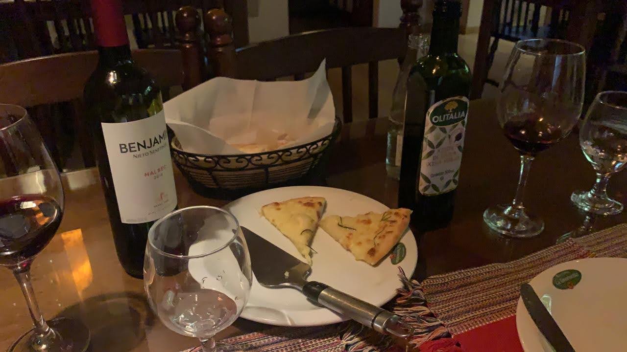 Ambiente intimista do salão do La Tavernetta, em Jaú – SP