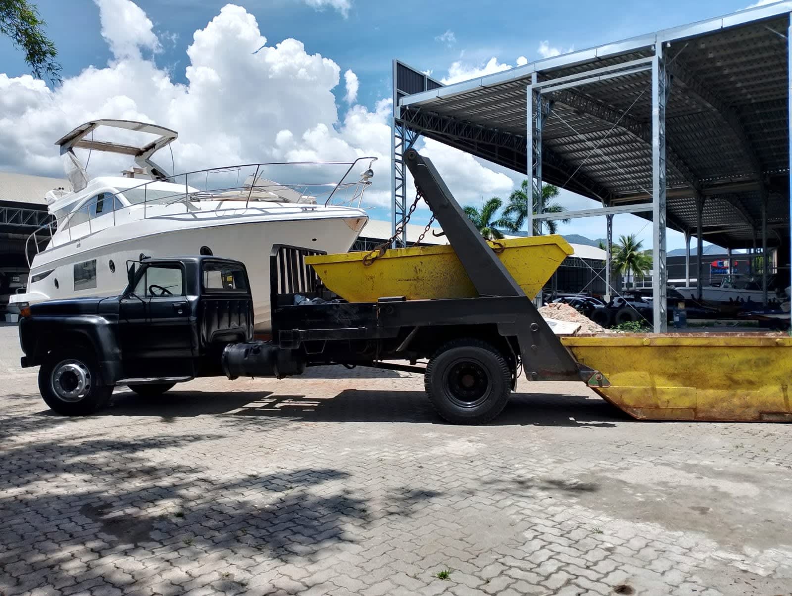 Caminhão da SOS Caçambas entregando caçamba em endereço de Caraguatatuba - SP