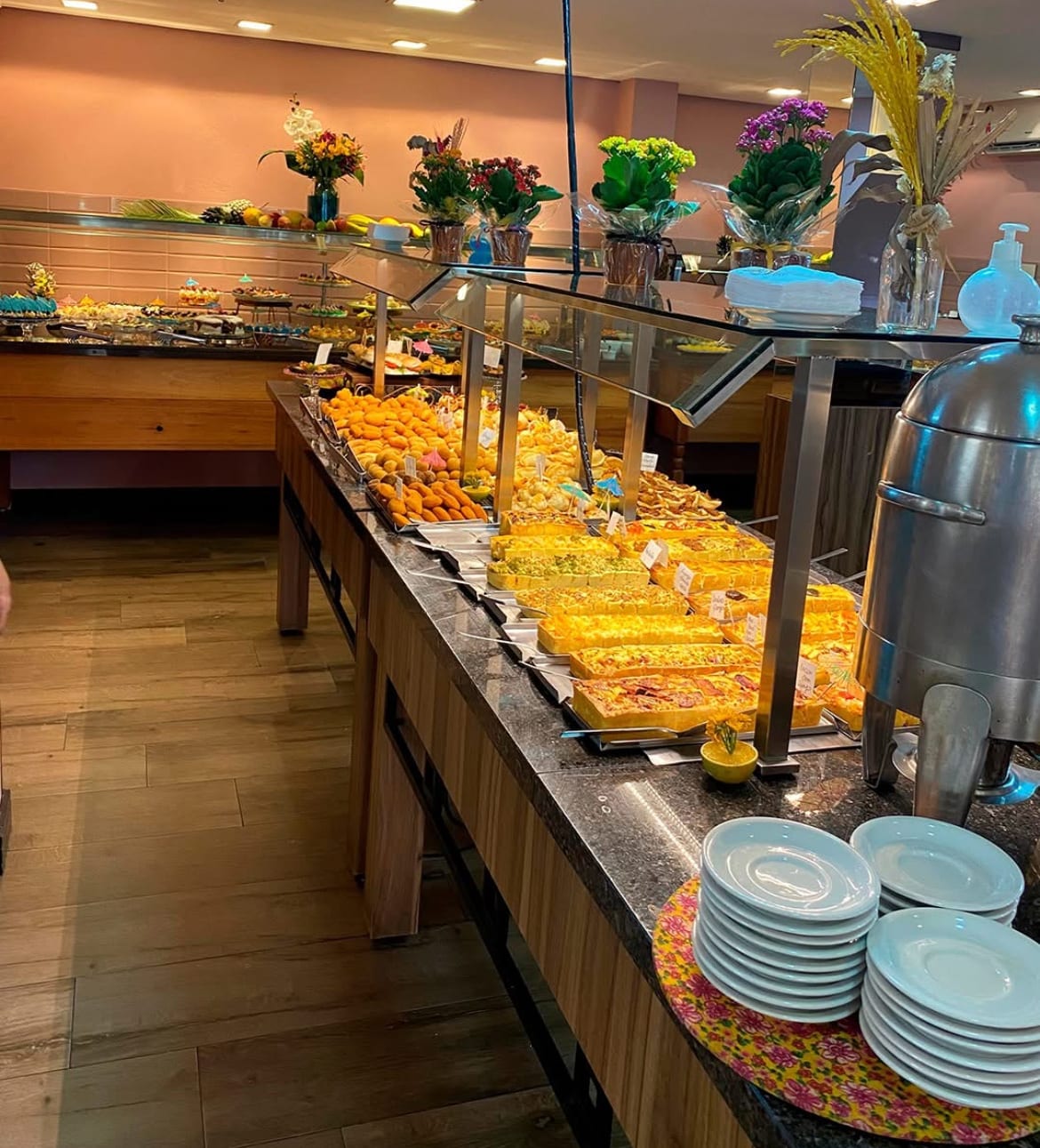 Ambiente da Confeitaria Dona Inês em Porto Alegre, decoração minimalista
