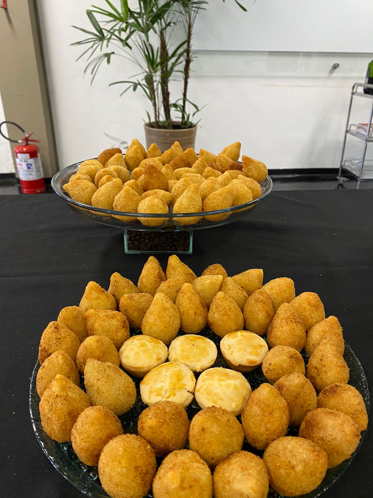 Mesa de doces decorada pelo buffet Chef Lu em evento em São Paulo