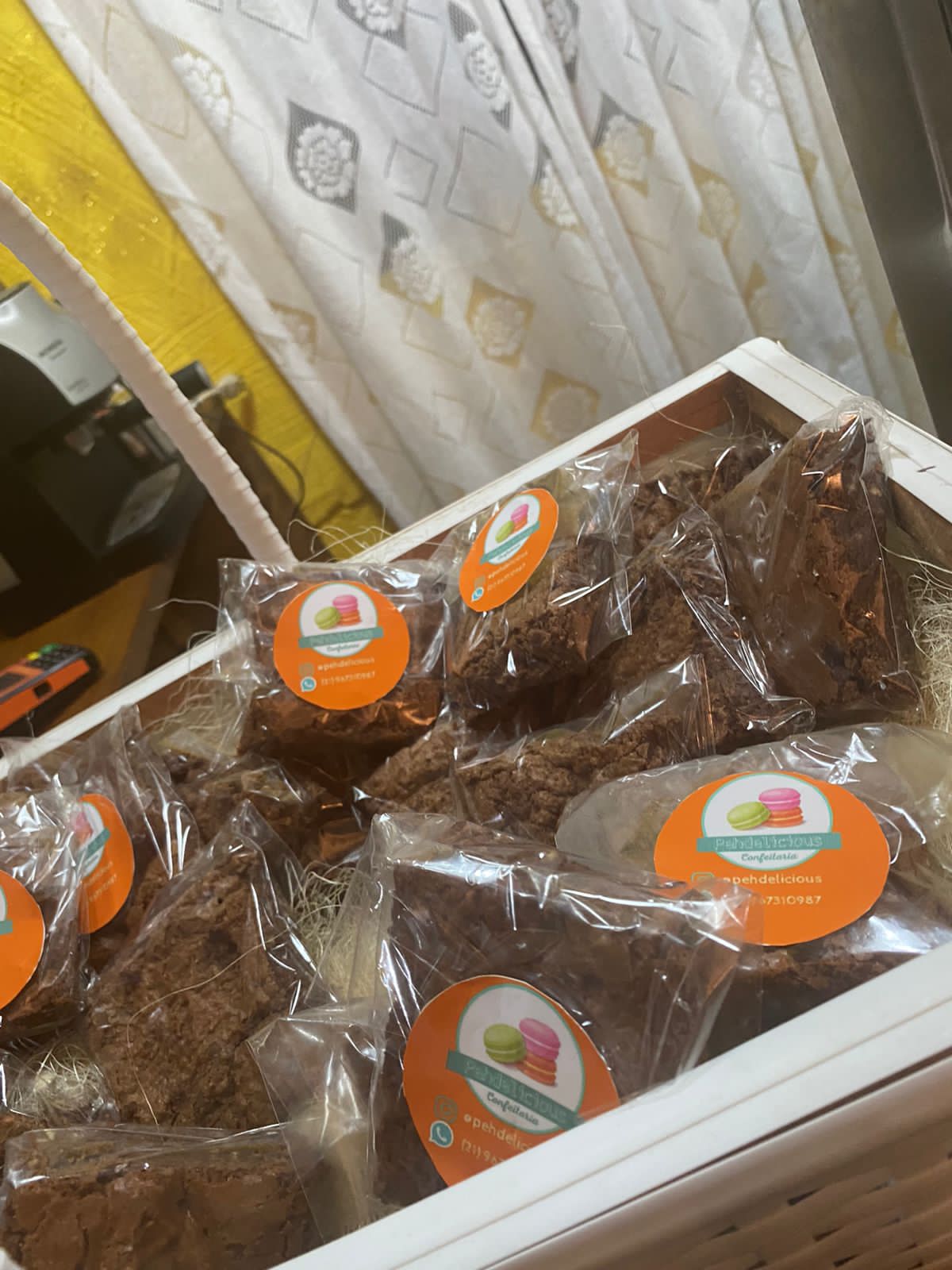 Balcão e produtos da Pehdelicious, padaria e confeitaria em Nova Iguaçu (RJ)