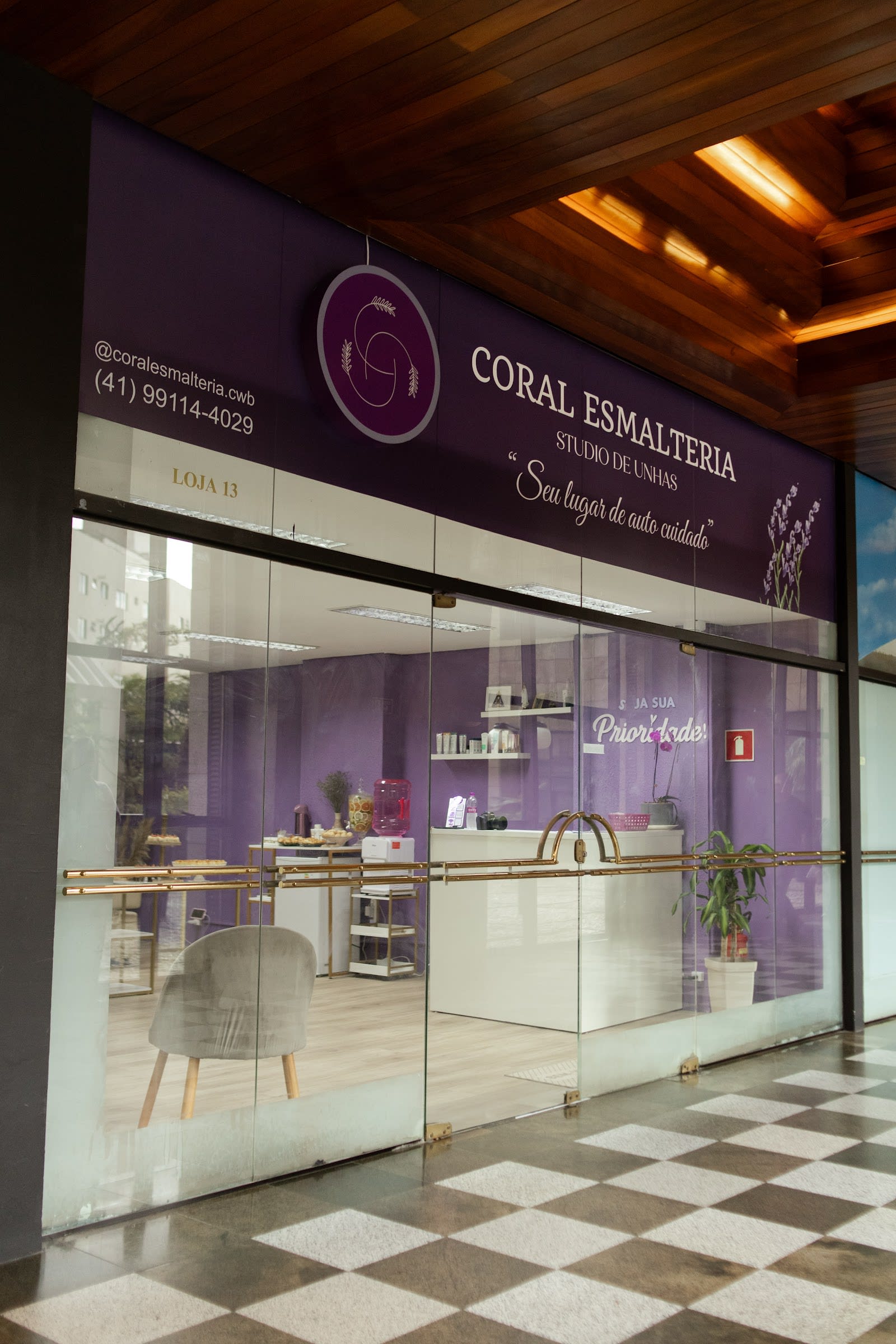 Atendimento de manicure na Coral Esmalteria, em Curitiba