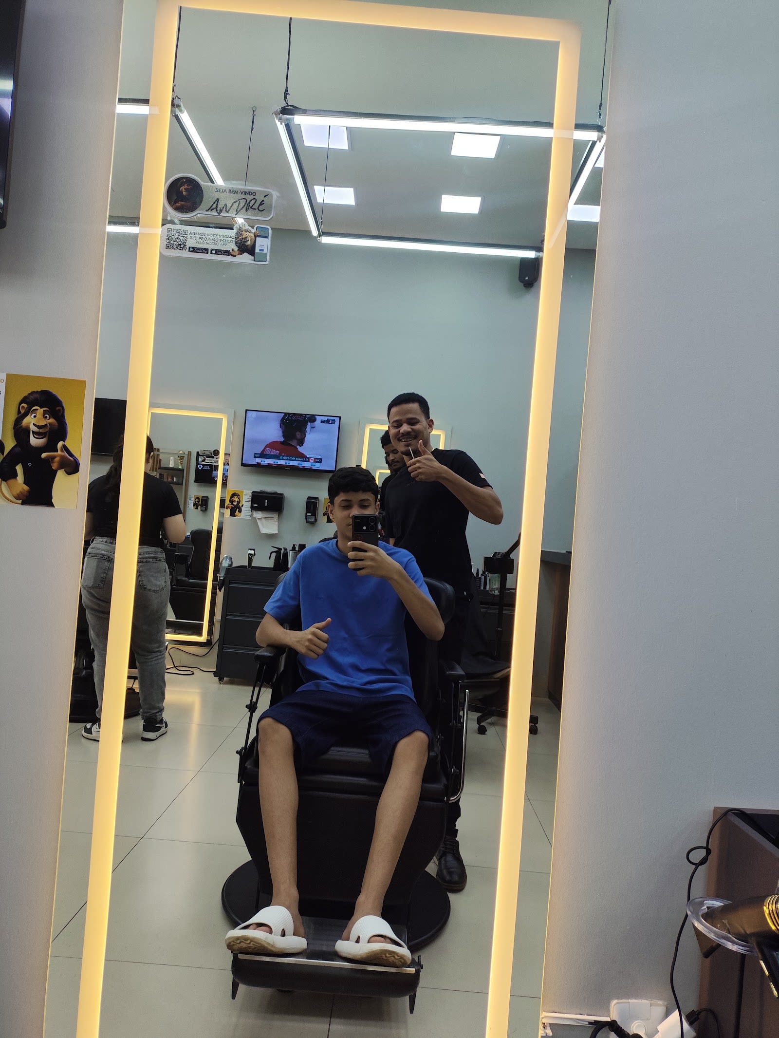 Vitrine de produtos e equipamentos profissionais da Lion Barbearia