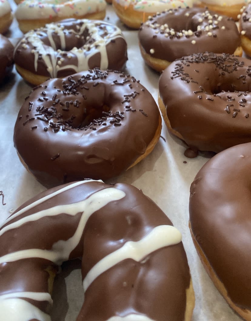 Produtos frescos de padaria feitos na Padaria Cantinho Caseiro, em Patrocínio Paulista