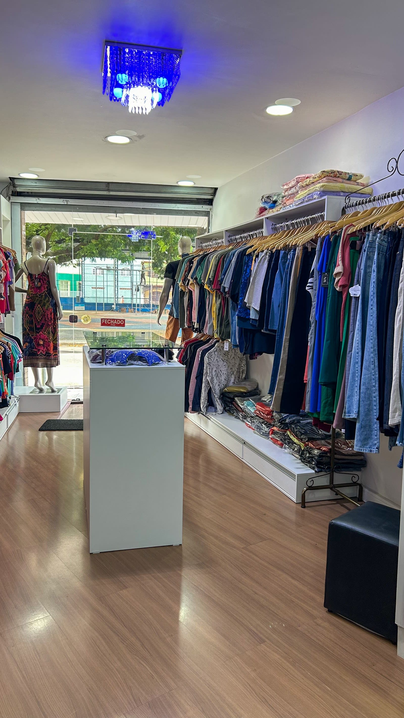 Ambiente da WN Modas com peças organizadas nas araras, em Cariacica, ES