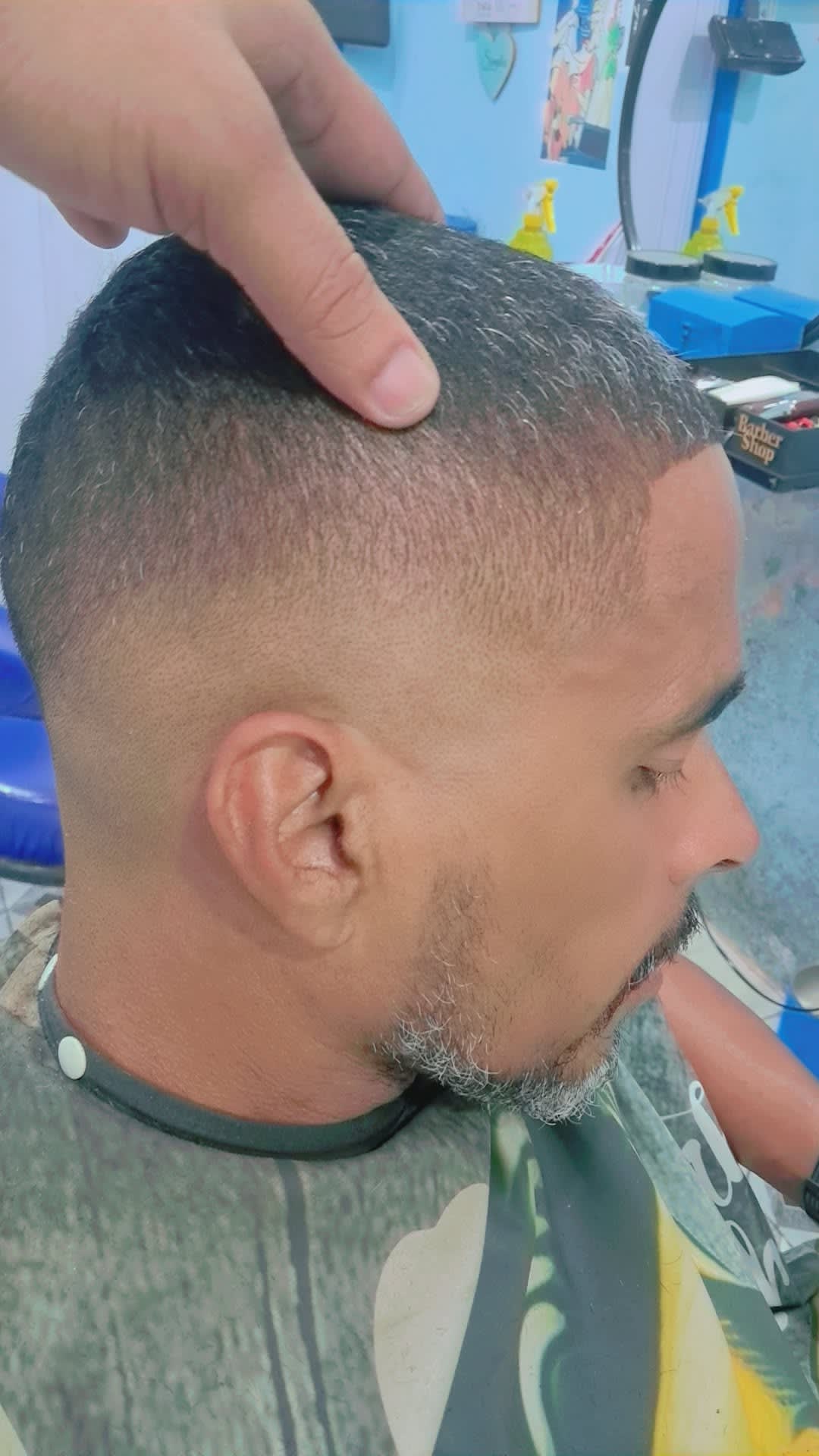 Salão da Barbearia 13 da Lapa visto de dentro, Senador Camará, Rio de Janeiro