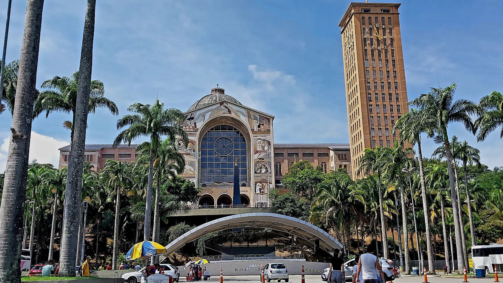 Detalhe da arquitetura de Aparecida, São Paulo, em tons de tijolo e pedra