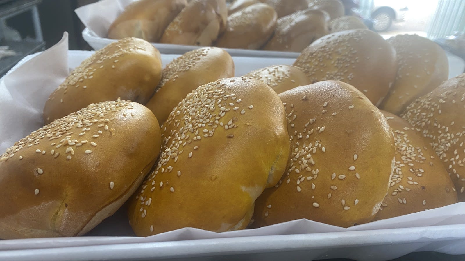 Pães quentinhos na vitrine da Padaria Cantinho Caseiro, em Patrocínio Paulista