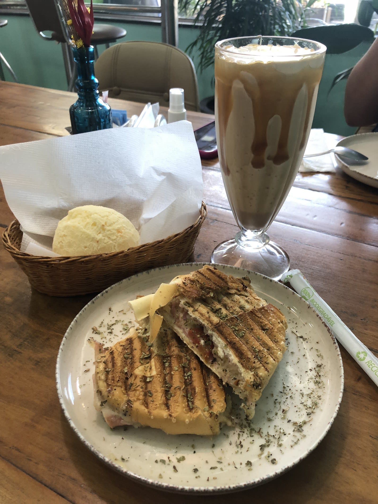 Mesa e ambiente externo da Dinos Cafeteria em Jaú