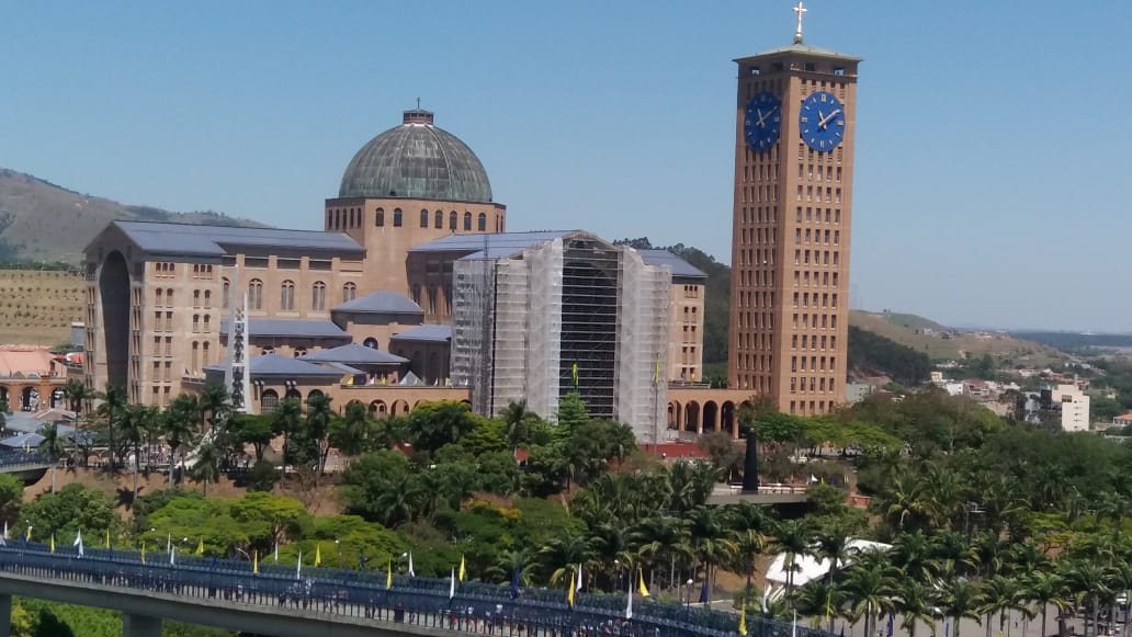 Fachada em tons de tijolo em Aparecida, interior de São Paulo