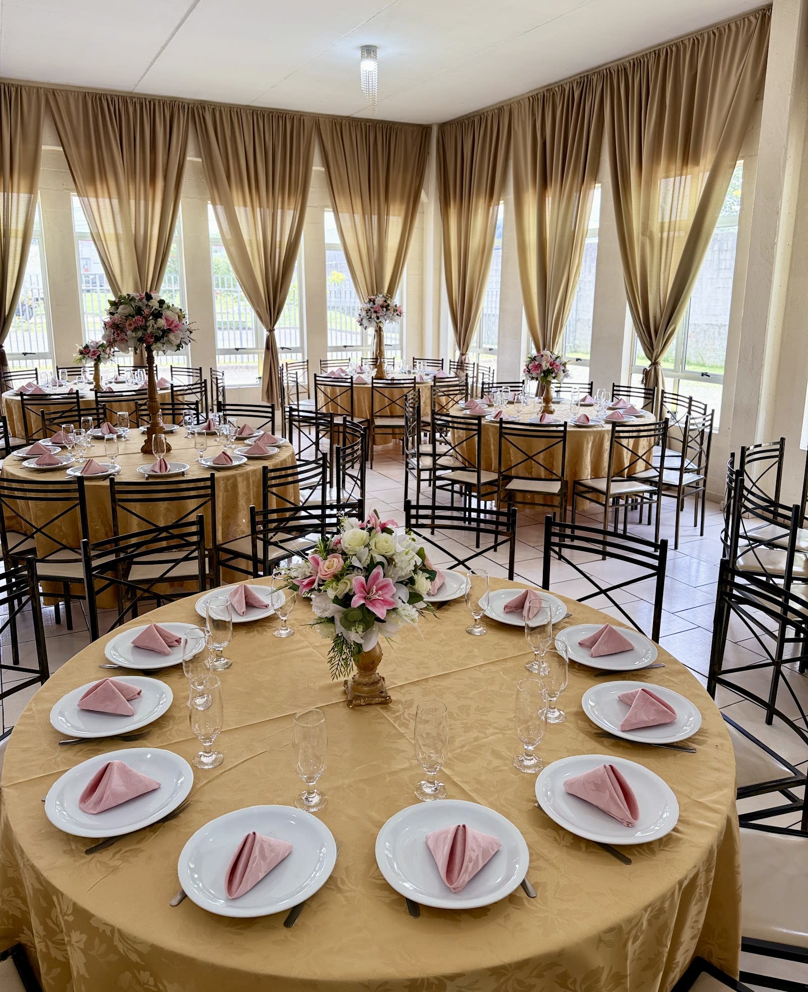 Mesas postas e ambientação do buffet do Max Eventos, casa de festas em Curitiba