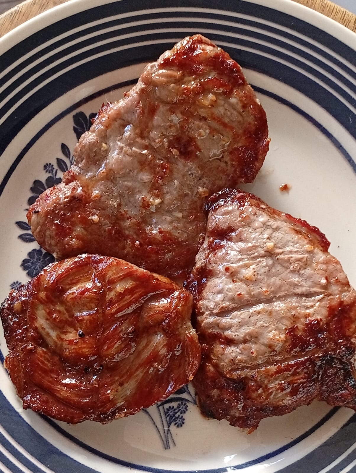 Prato de churrasco e acompanhamentos da Churrascaria à Moda da Casa