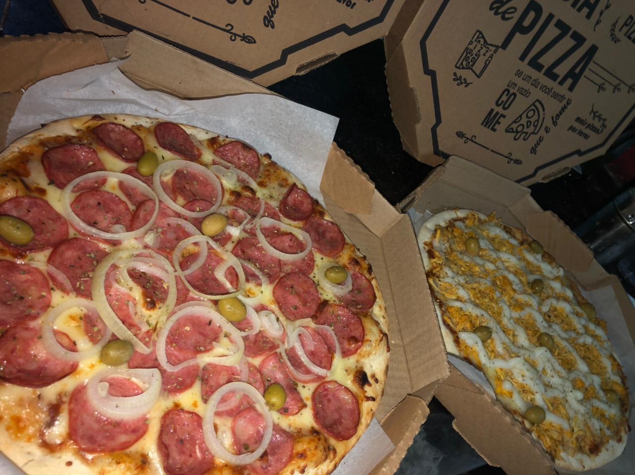 Ambiente e mesa da Pizzaria Luzitalia, em Recife