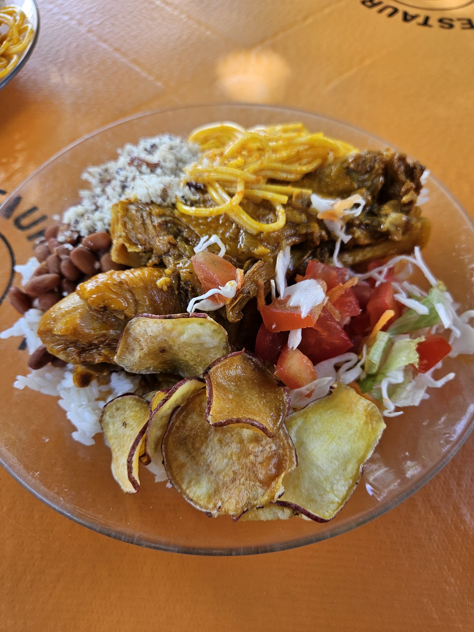 Almoço servido no Restaurante Bom e Barato, na Feira Coberta de Redenção