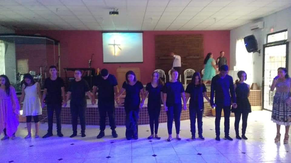 Pessoas reunidas na Comunidade Testemunhas de Jesus, em Almirante Tamandaré