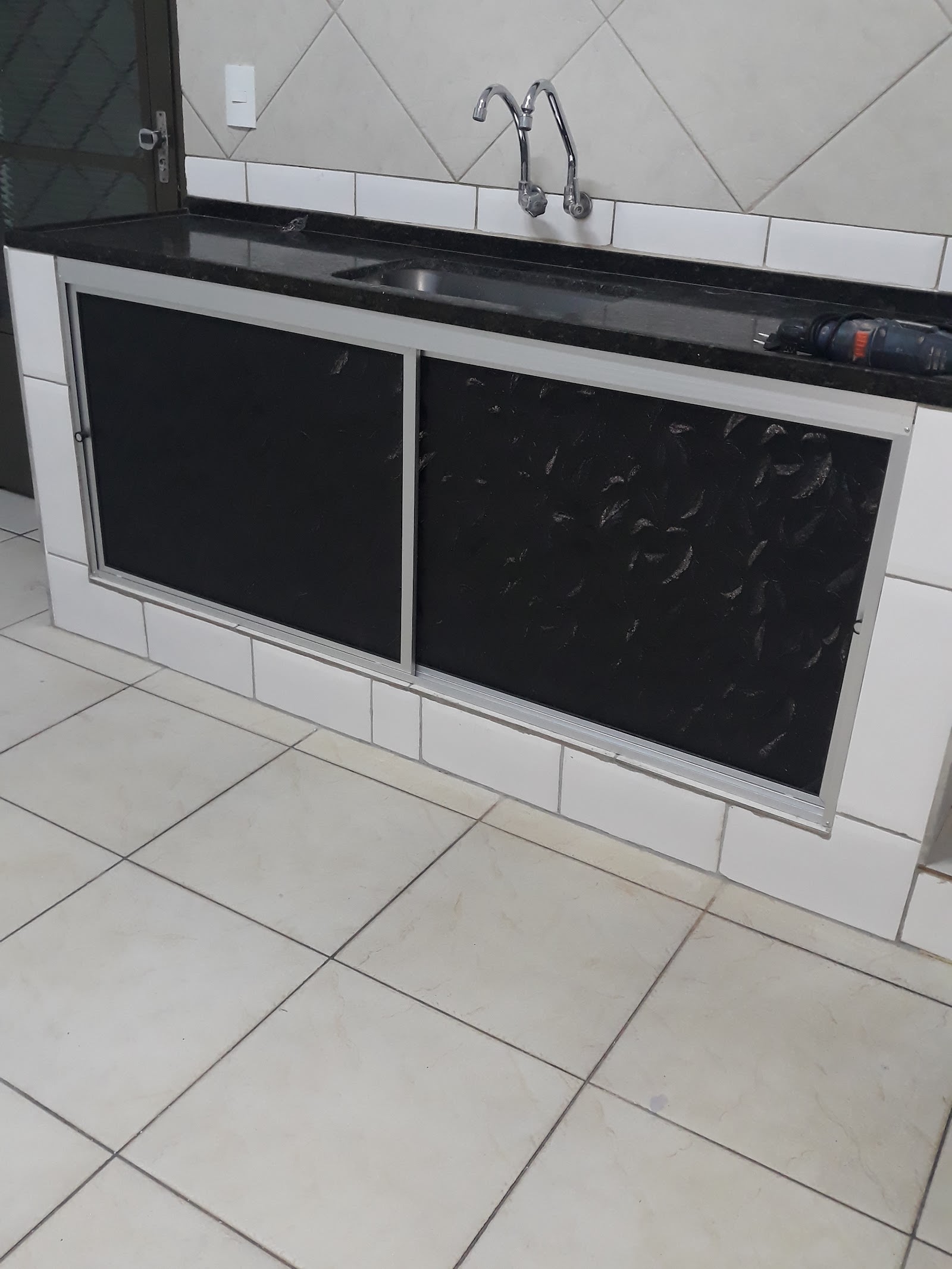 Detalhe de instalação em vidro feita pela J.A Vidraçaria, Ribeirão Preto - SP