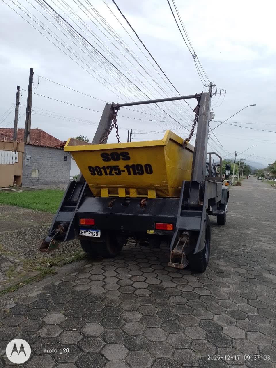 Detalhe do equipamento da SOS Caçambas usado na coleta de entulho em Caraguatatuba - SP