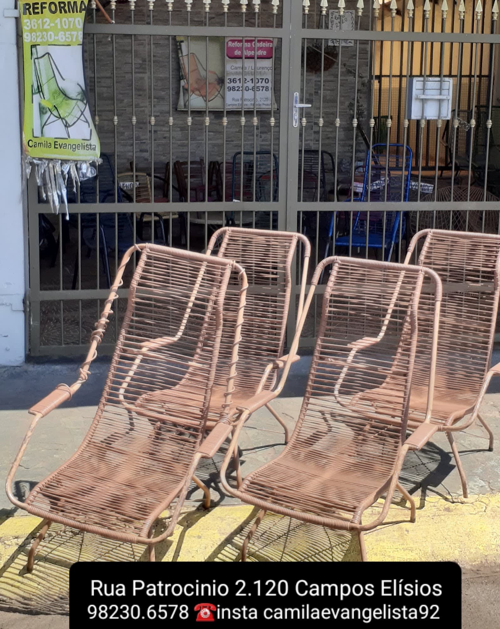 Conjunto de cadeiras de alpendre reformadas, com assentos em cores vibrantes, Ribeirão Preto - SP