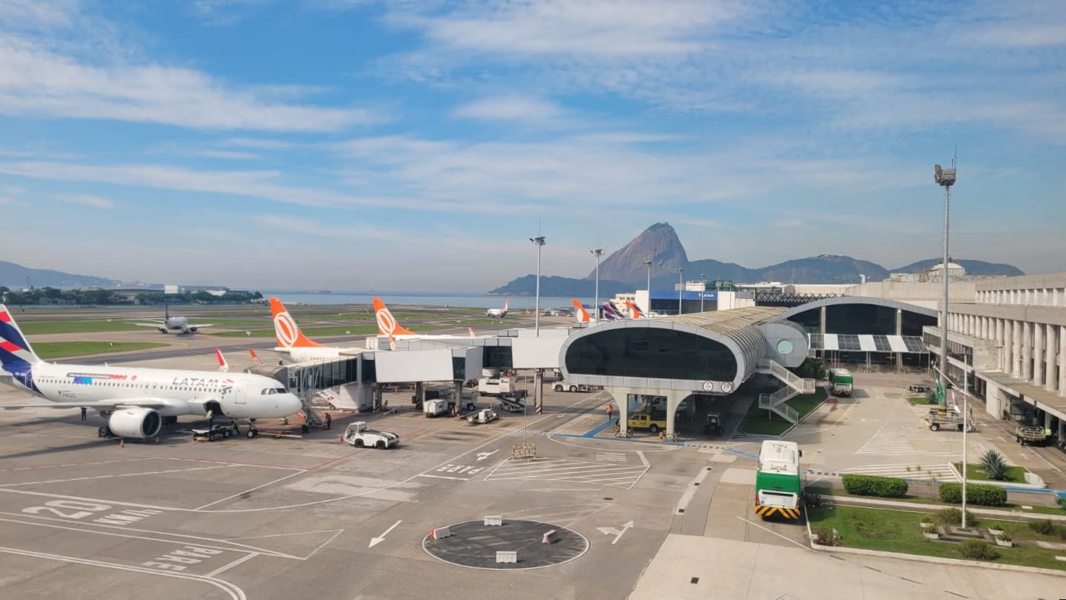 Vista do Aeroporto Santos Dumont e da orla do Centro do Rio de Janeiro