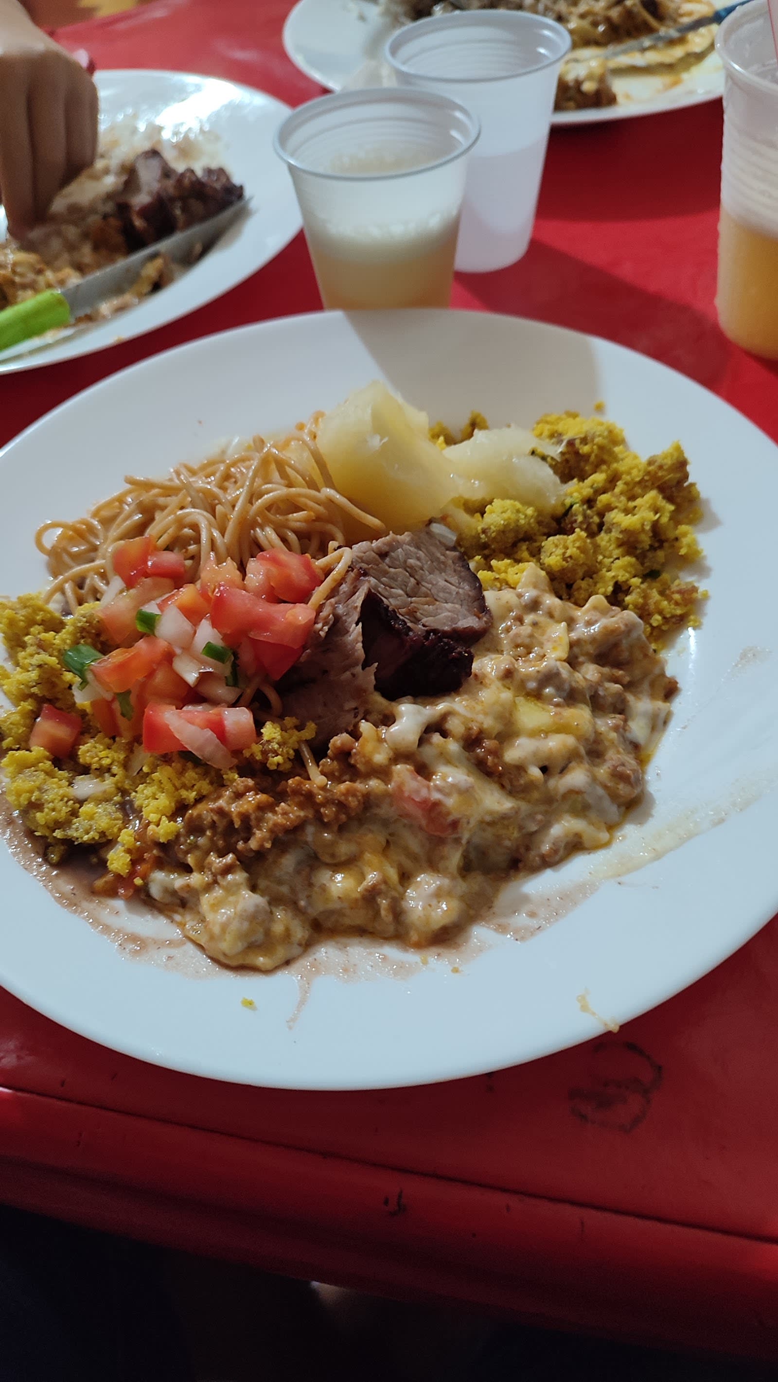 Prato principal do Restaurante e Marmitaria do Gil em Rondonópolis, MT — destaque da casa