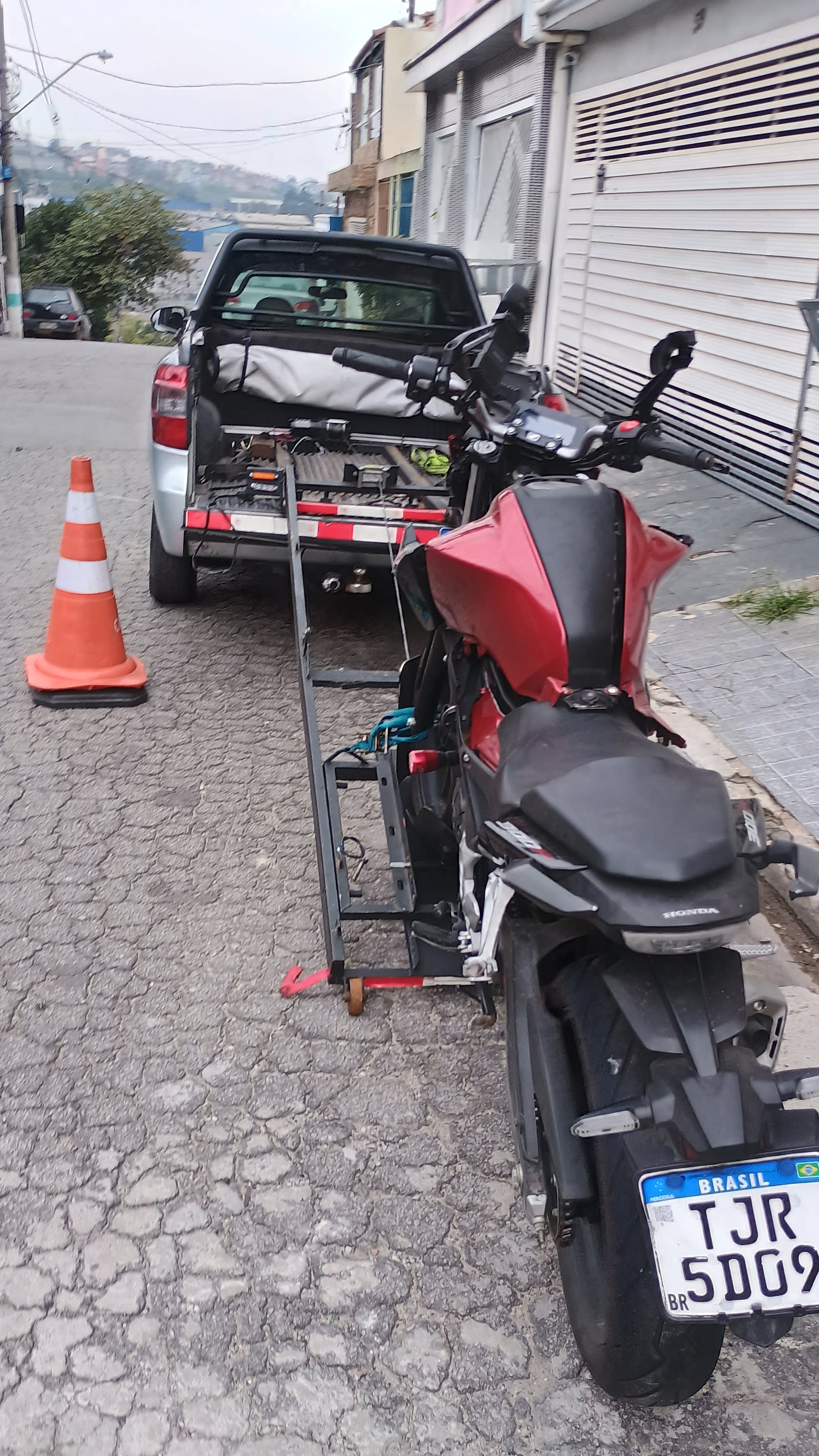 Guincho da 2M Moto Resgate com moto carregada, em São Paulo