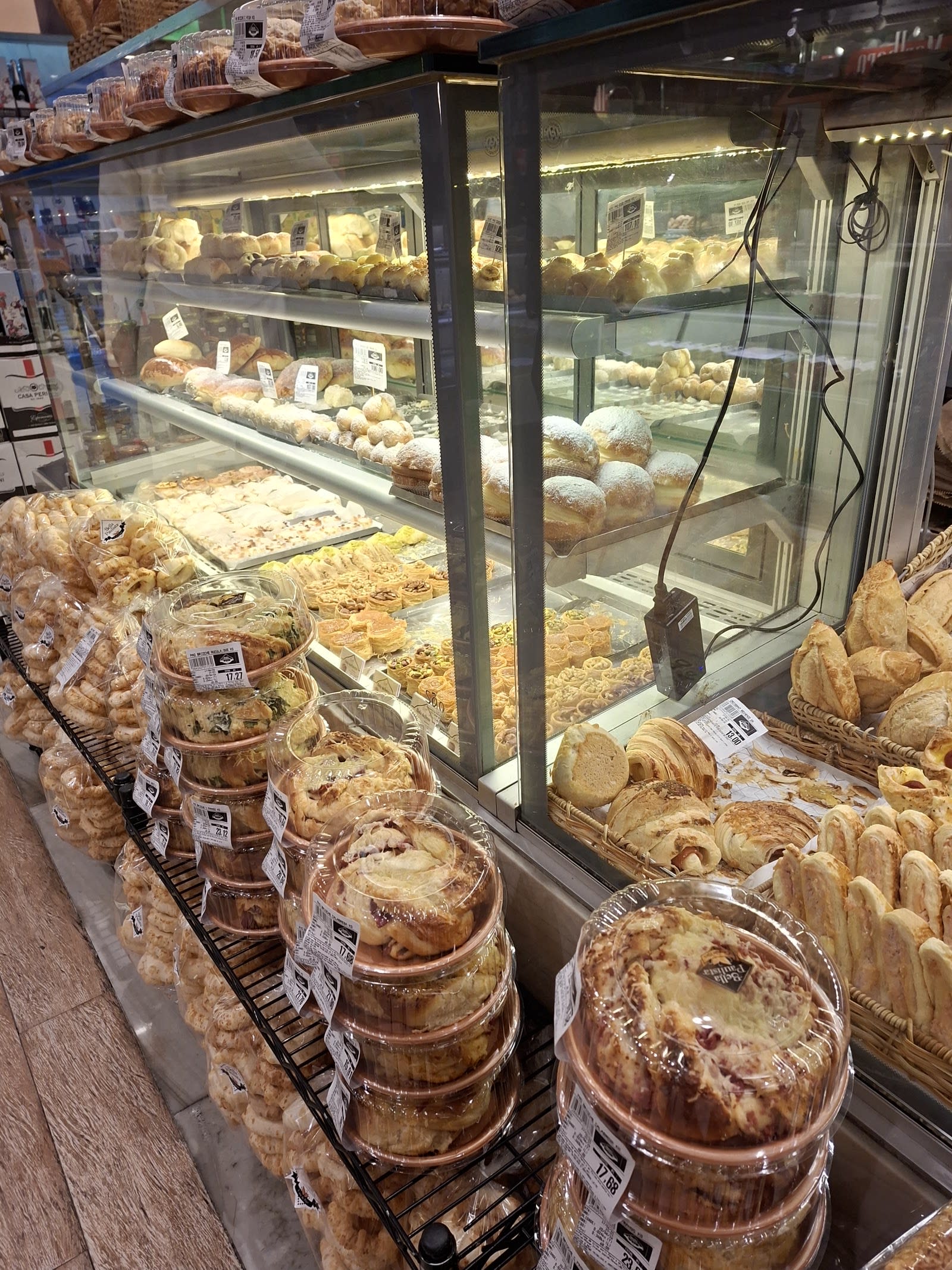 Pão artesanal recém-saído do forno na Padaria Bella Paulista