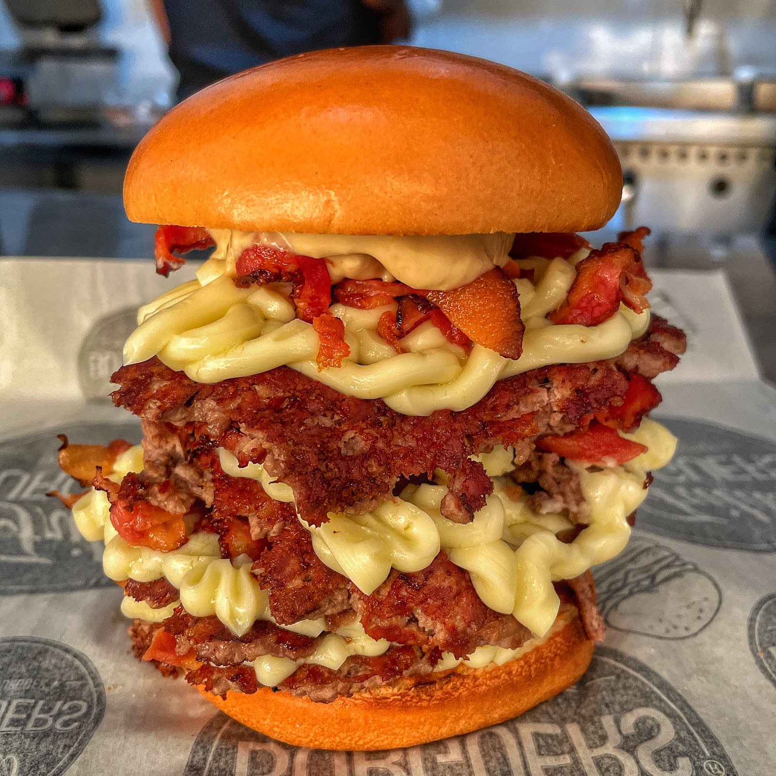 Ambiente e pratos do Fritas e Burguers, hamburgueria em Jaú-SP