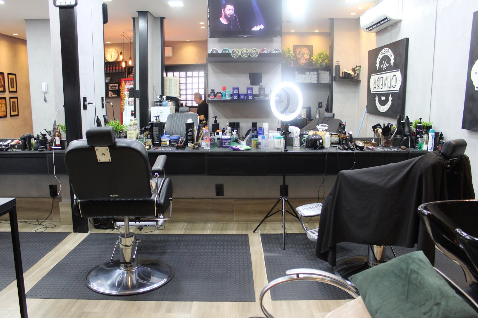 Profissional da Barbearia Oliveira trabalhando com precisão em Araçatuba