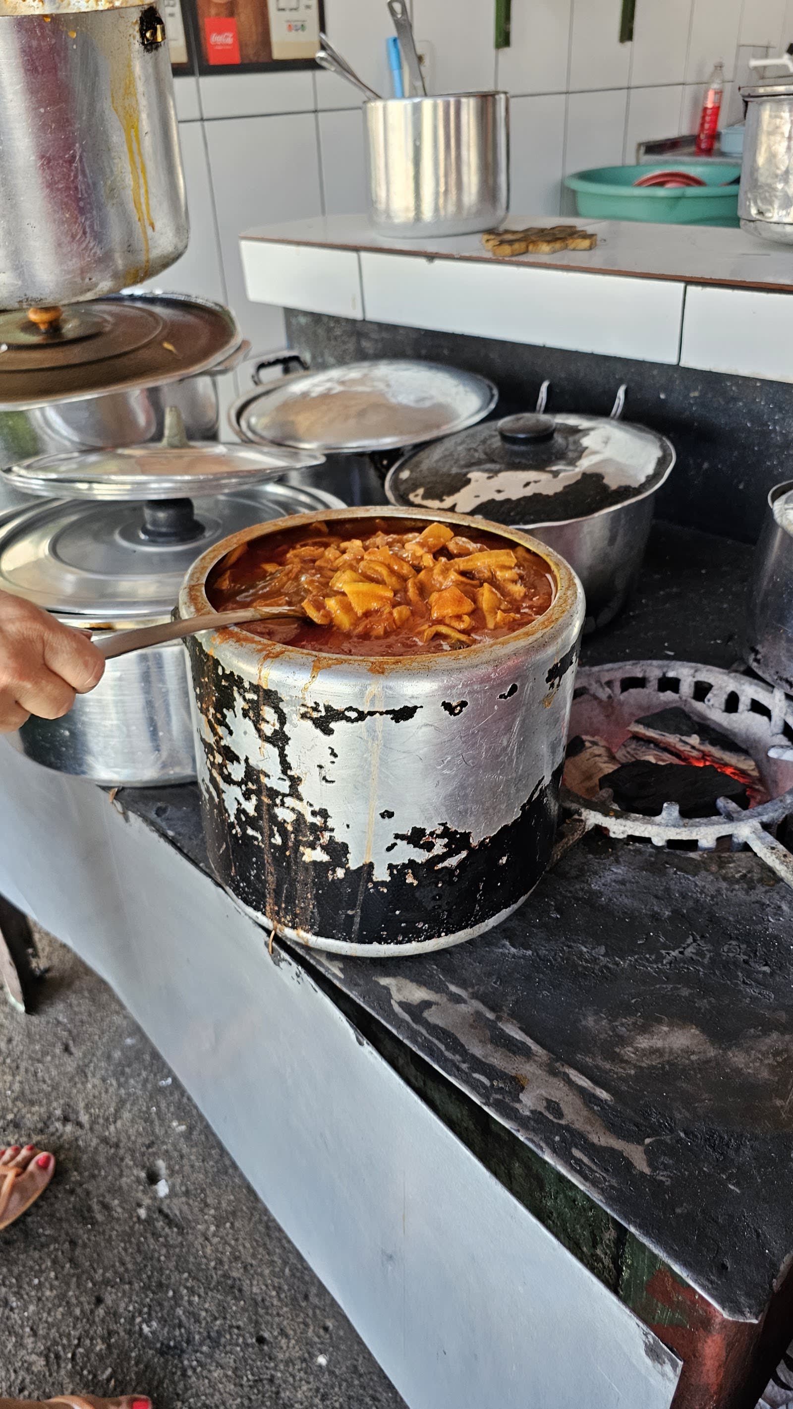 Mesa servida no Restaurante Bom e Barato, na Feira Coberta de Redenção