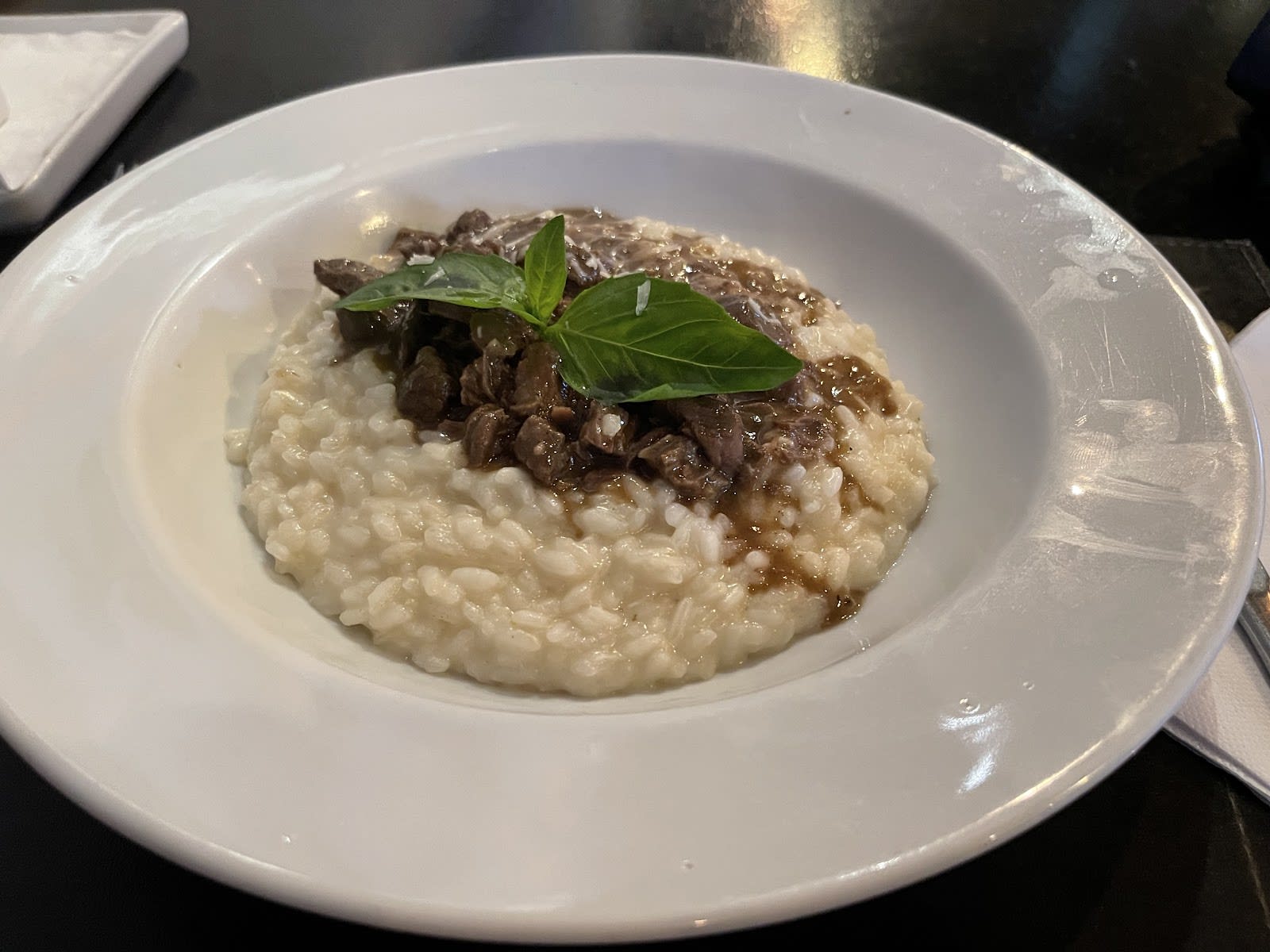 Mesa servida com prato italiano na La Bocca Bar & Trattoria, Lapa, Rio de Janeiro