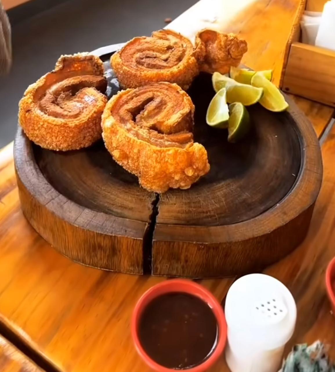 Mesa do Rancho do Catarina servida no horário do almoço, em Guarulhos