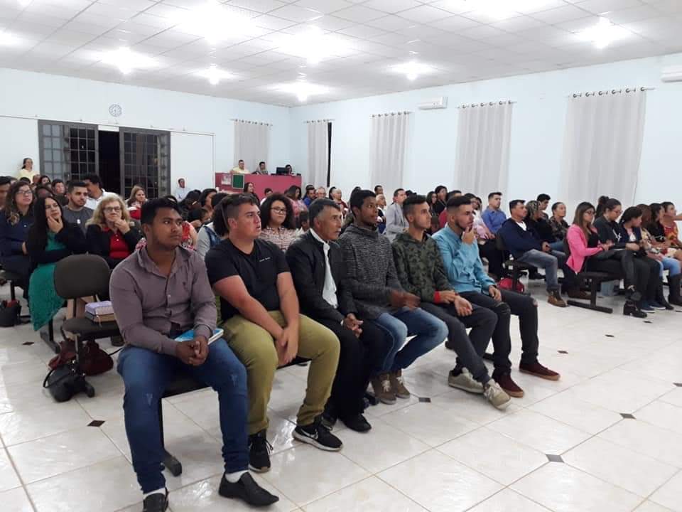 Momento da comunidade reunida na Comunidade Testemunhas de Jesus, Almirante Tamandaré (PR)