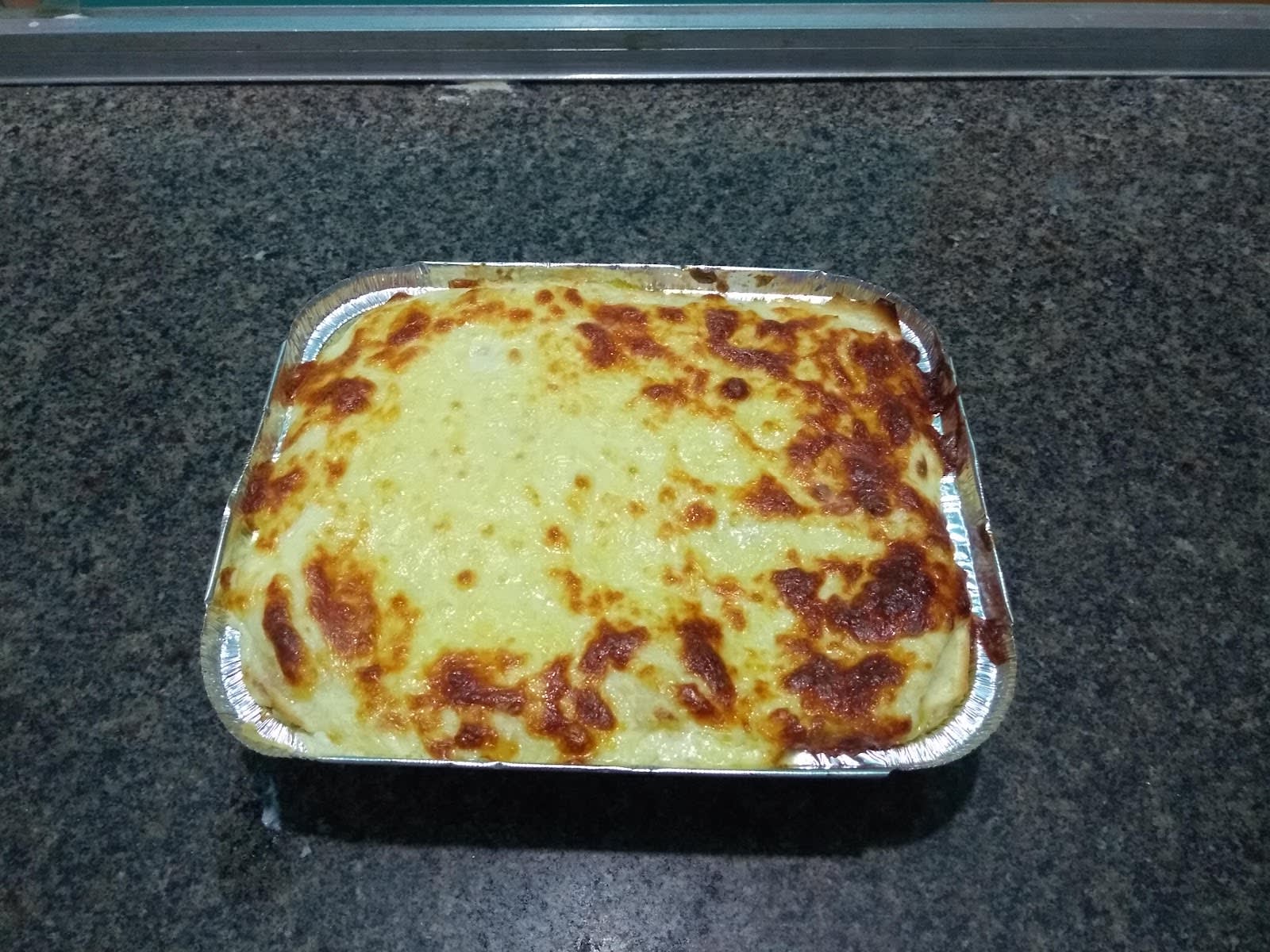 Pizza preparada na Pizzaria Laiane Barra, na RJ-106 em Barra de São João