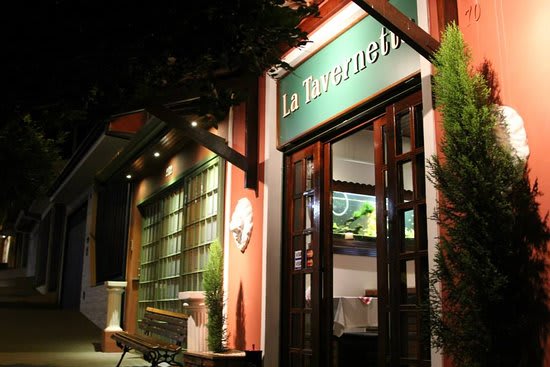 Mesa reservada no salão do La Tavernetta, ristorante italiano em Jaú