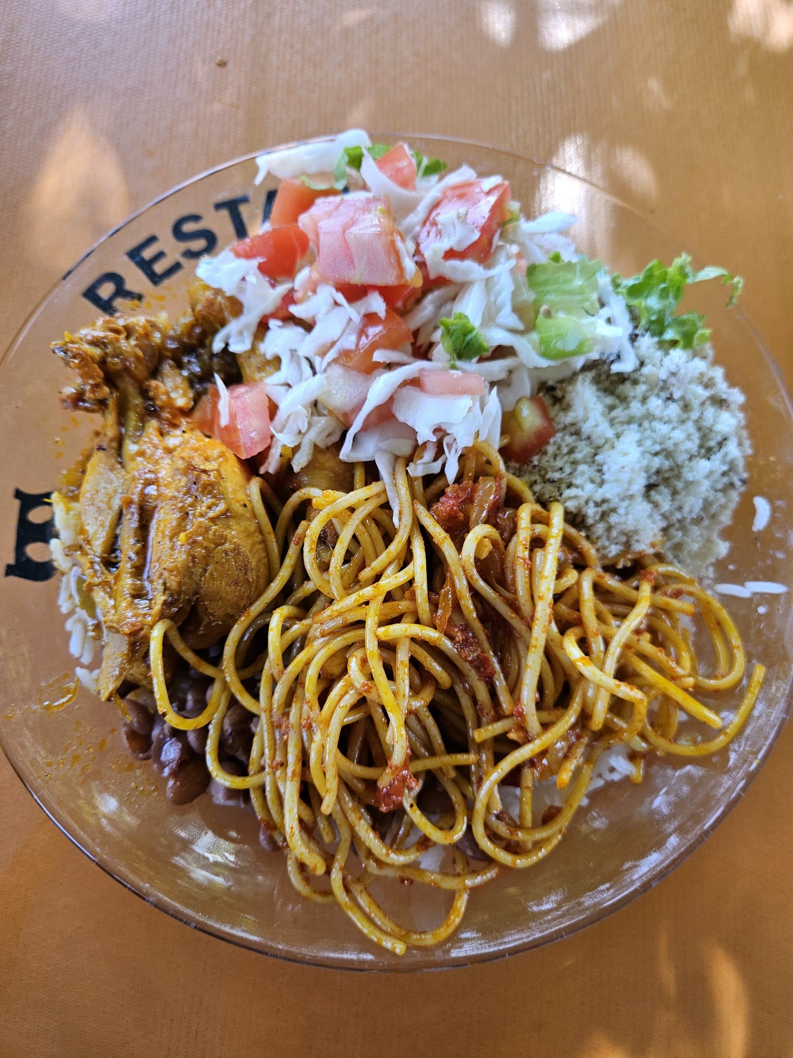 Comida servida no Restaurante Bom e Barato, Feira Coberta de Redenção-PA