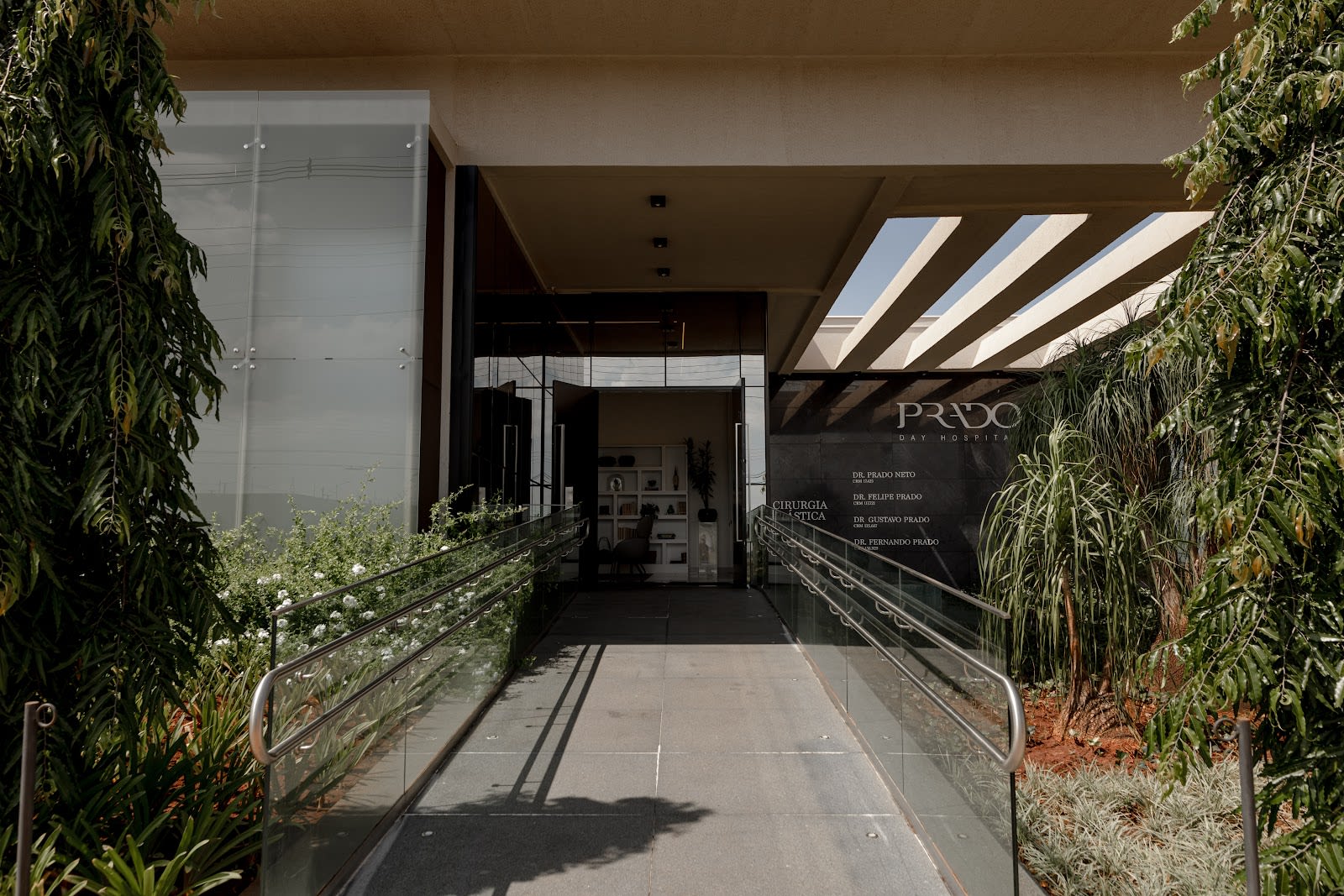 Fachada e área externa do Prado Day Hospital, Jardim Alvorada, Jaú