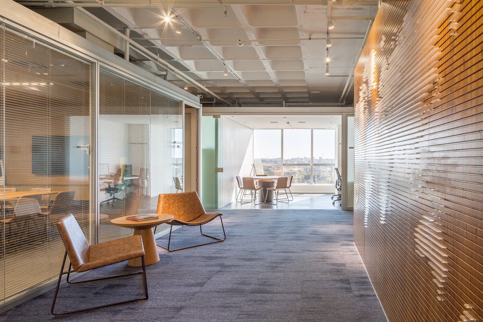Projeto de arquitetura da ARQBR em Brasília, com volumes retos e grandes aberturas