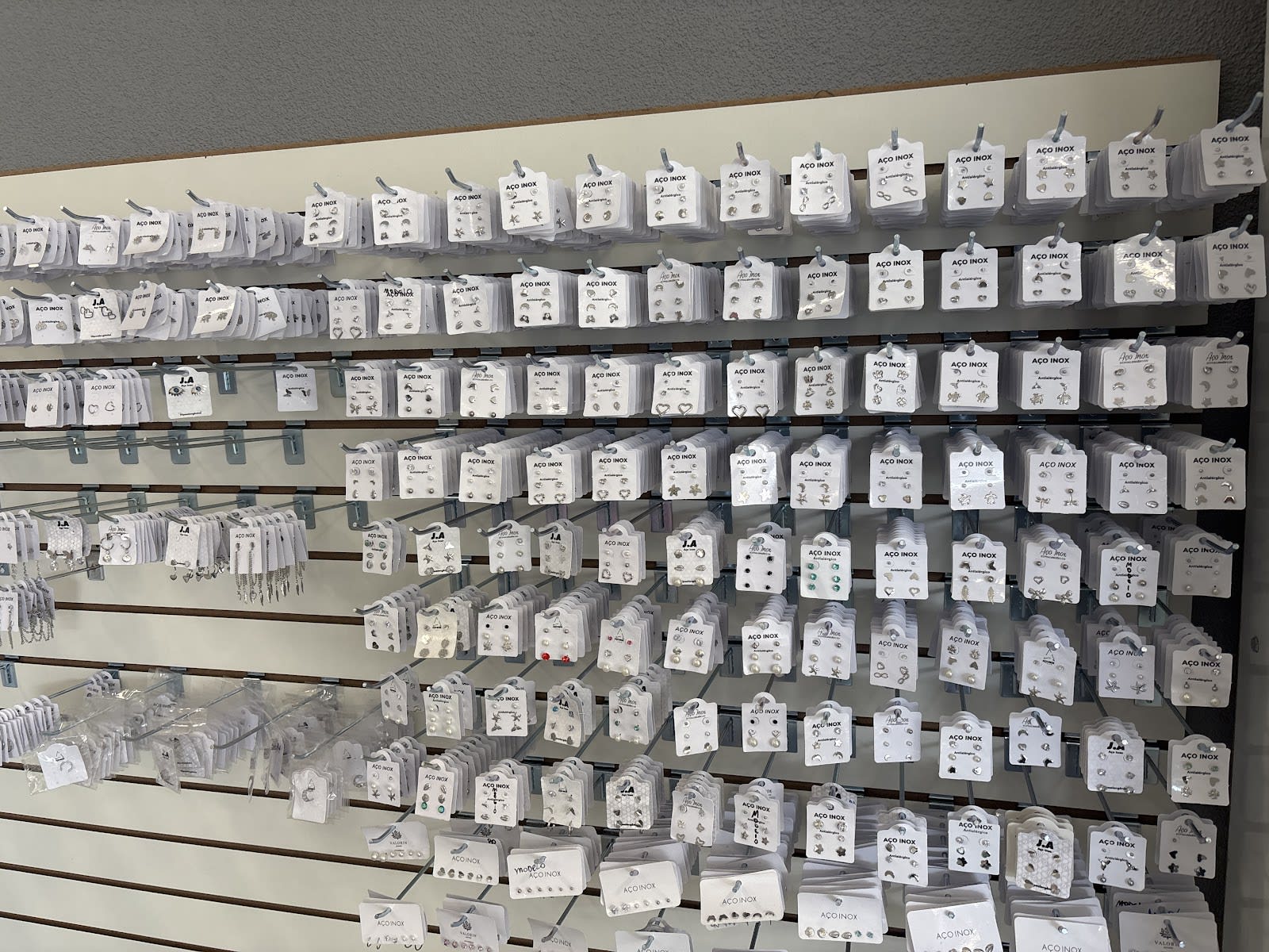 Peças em exposição na loja Pc açoinox, em Limeira - SP