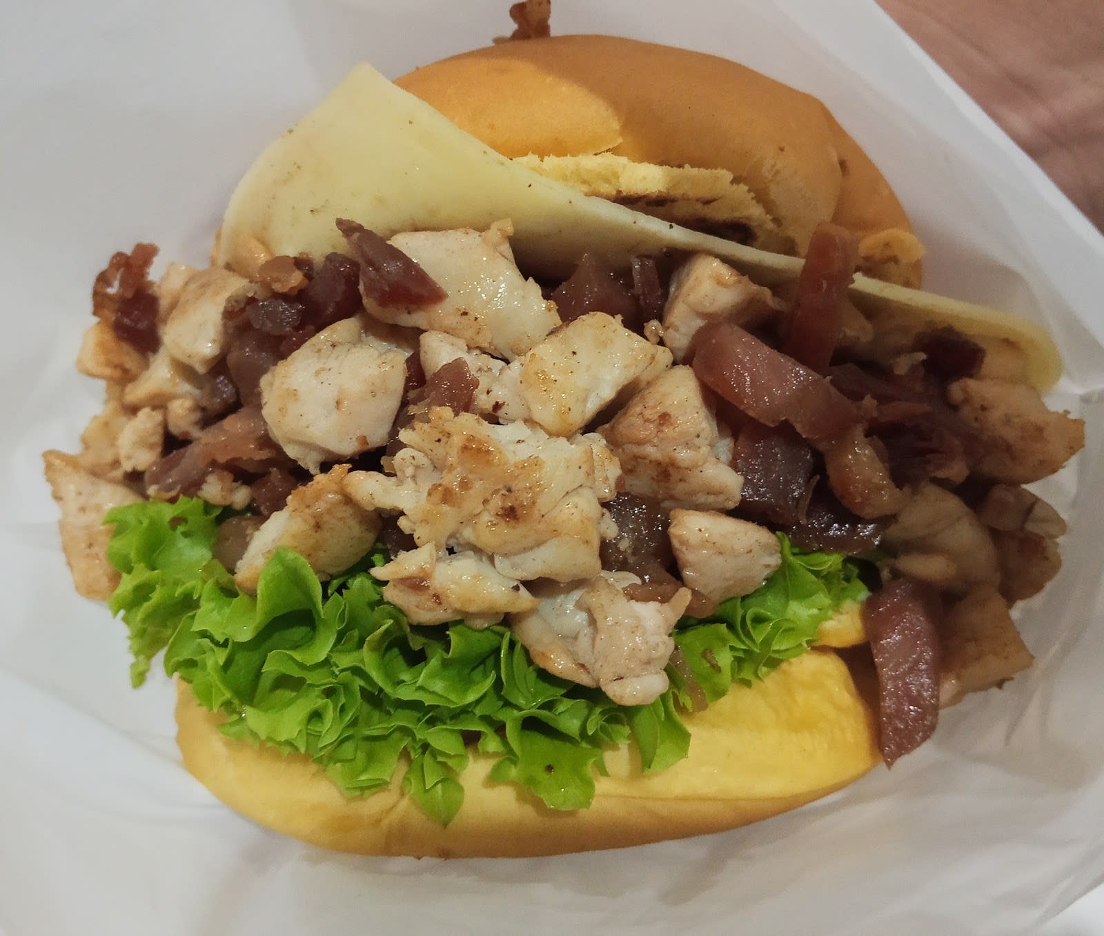 Hambúrguer estilo porção do Cassio Sandubas com queijo derretido, Lavras-MG