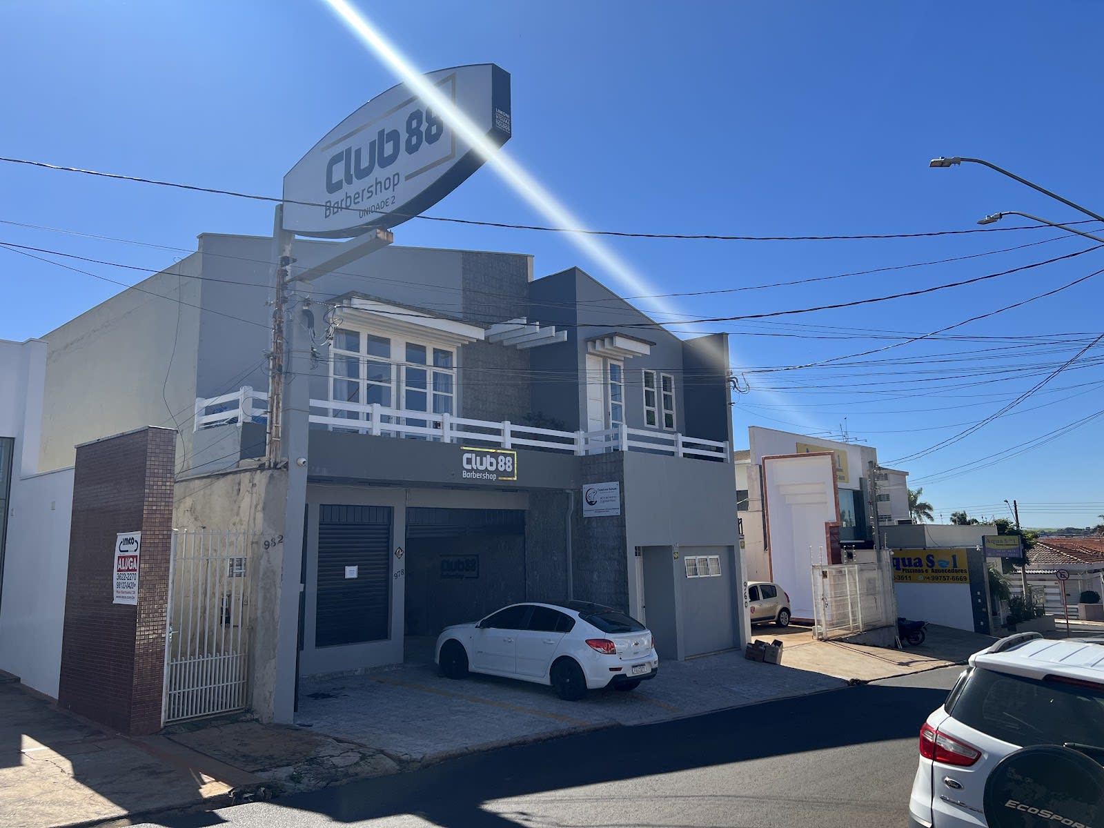 Ambiente amplo da Club 88 Barbershop em Jaú - SP, com cadeiras e área de espera