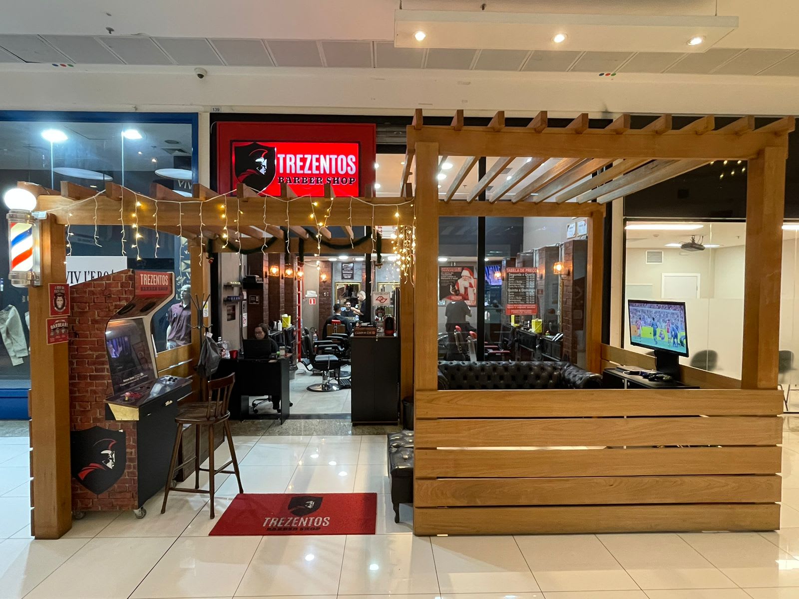 Detalhe de técnica de tesoura usada na Trezentos Barber Shop